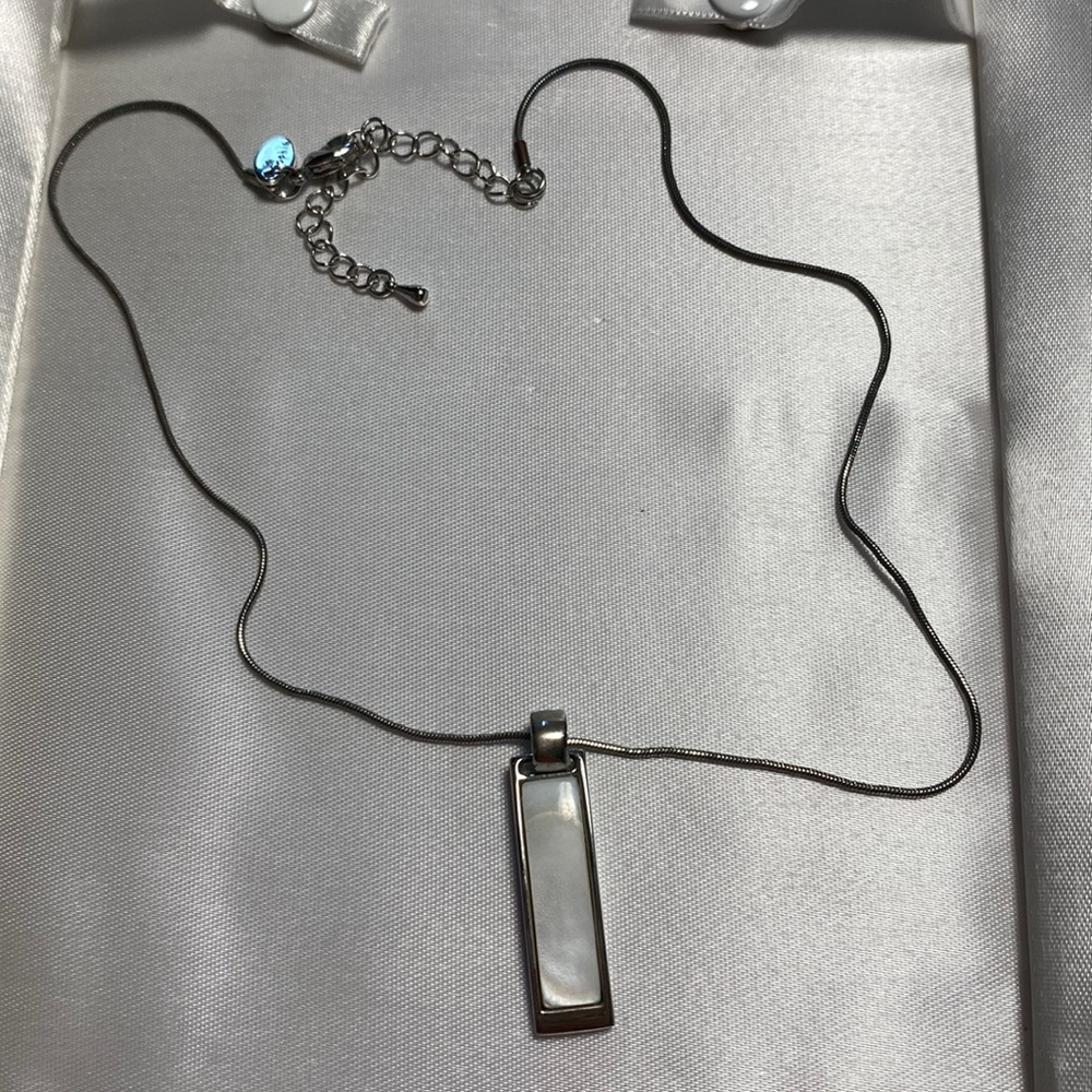 Lia Sophia vice versa genuine mother of pearl 16-19” reversible necklace